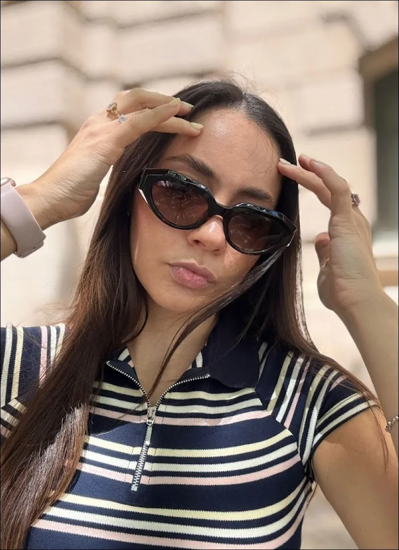 Clienta de CityLux con anteojos de sol
