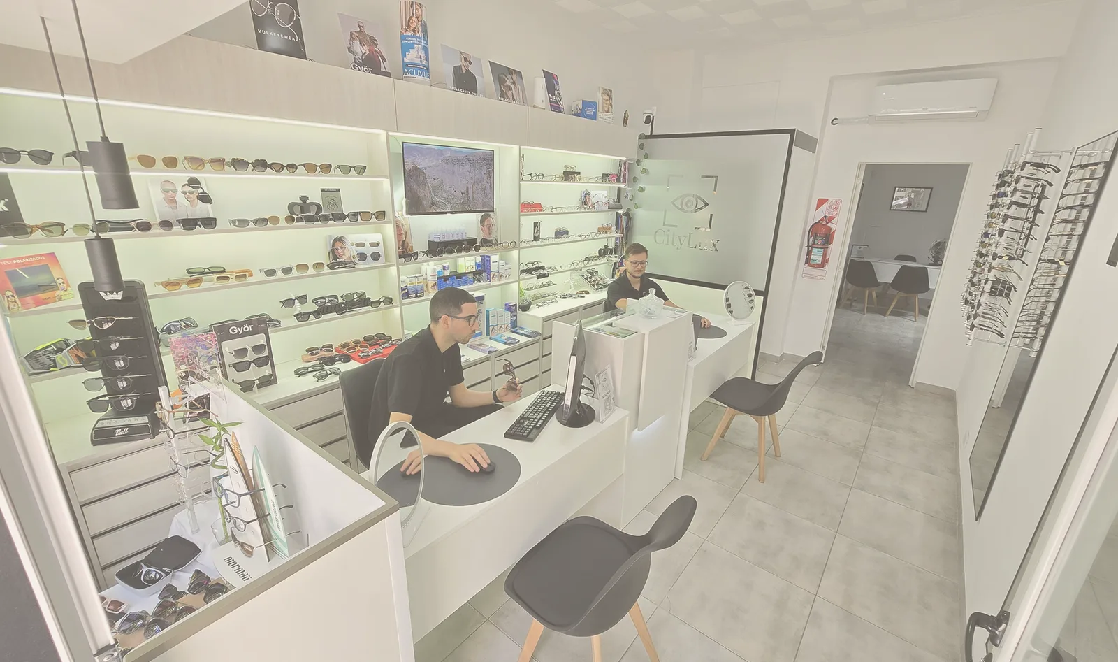 El local de CityLux por dentro: las vitrinas de armazones y el mostrador de atención